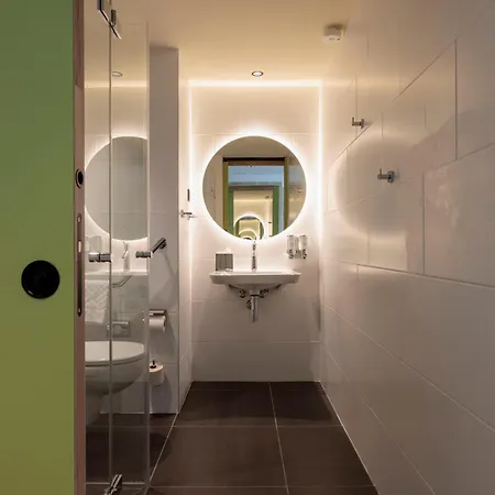 Hotel Hampton By Hilton Lyon Airport 3*